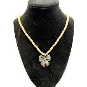 Avon “Pretty Bow” Pearlesque Necklace with Crystal Bow Pendant NIB 1990